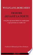 Dehors devant la porte