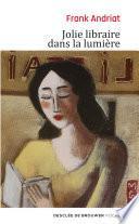 Jolie libraire dans la lumière