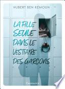 La fille seule dans le vestiaire des garçons