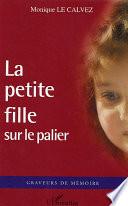 La petite fille sur le palier