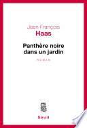 Panthère noire dans un jardin