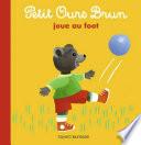 Petit Ours Brun joue au foot