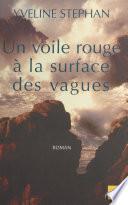 Un voile rouge à la surface des vagues